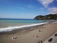Saisonauftakt in Ligurien:: Strand bei Levante - einige baden schon