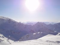Skifahren bei Sonnenschein auf dem Stubaigletscher